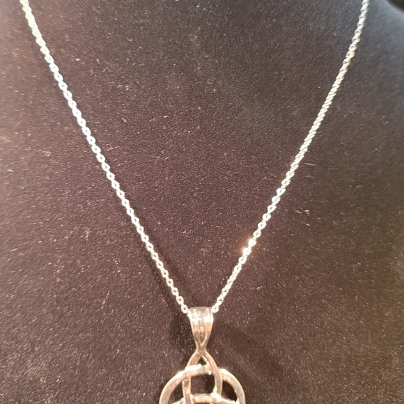 0510. Silver Interwoven ~Triquetra Pendant w/ Radiant Detailing and 18" Chain - Picture 7 of 7